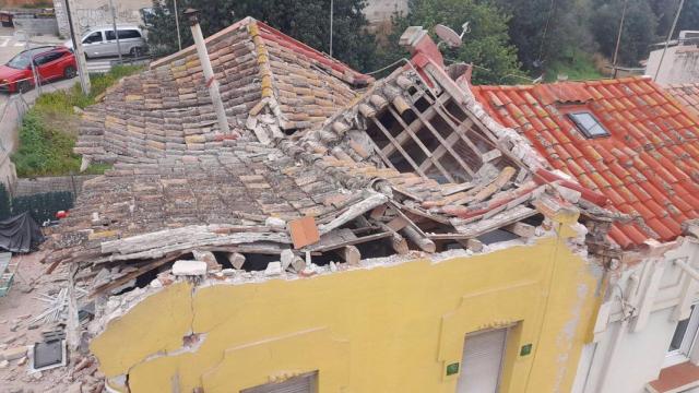 Imagen del derrumbe del techo de una casa en el Masnou (Barcelona)