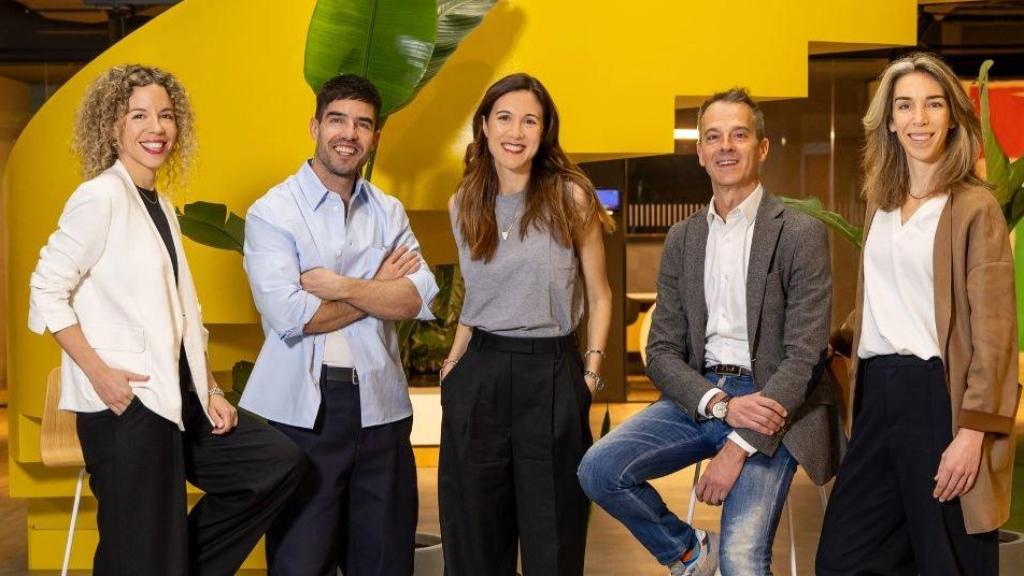 Alexa Moragues, primera por la derecha, es la nueva directora de Innovación de Dentsu en Barcelona