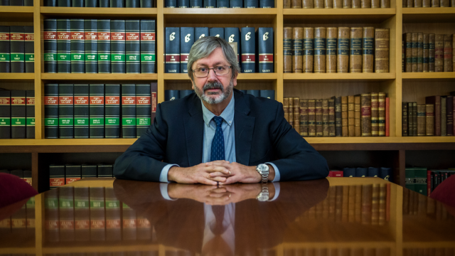 El abogado Francesc José María, en su despacho