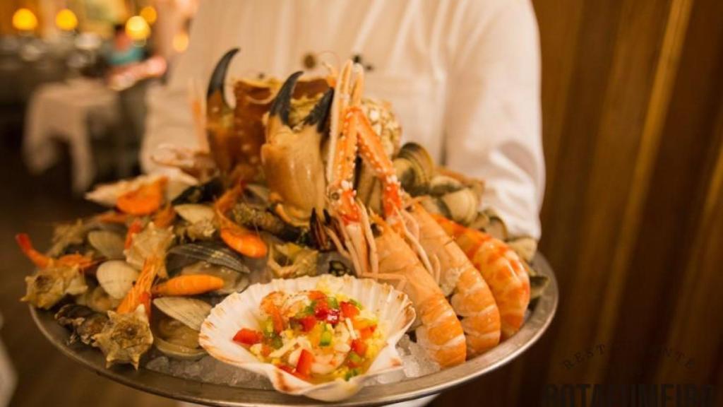 Un plato de marisco servido por el restaurante Botafumeiro