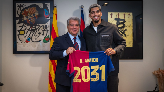 Joan Laporta y Ronald Araujo, en el acto de renovación del central uruguayo hasta 2031