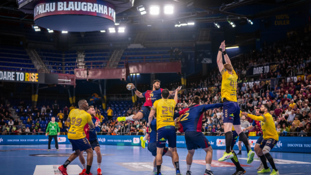 Thimothey N'Guessan realiza un lanzamiento durante un partido de Champions del Barça de balonmano