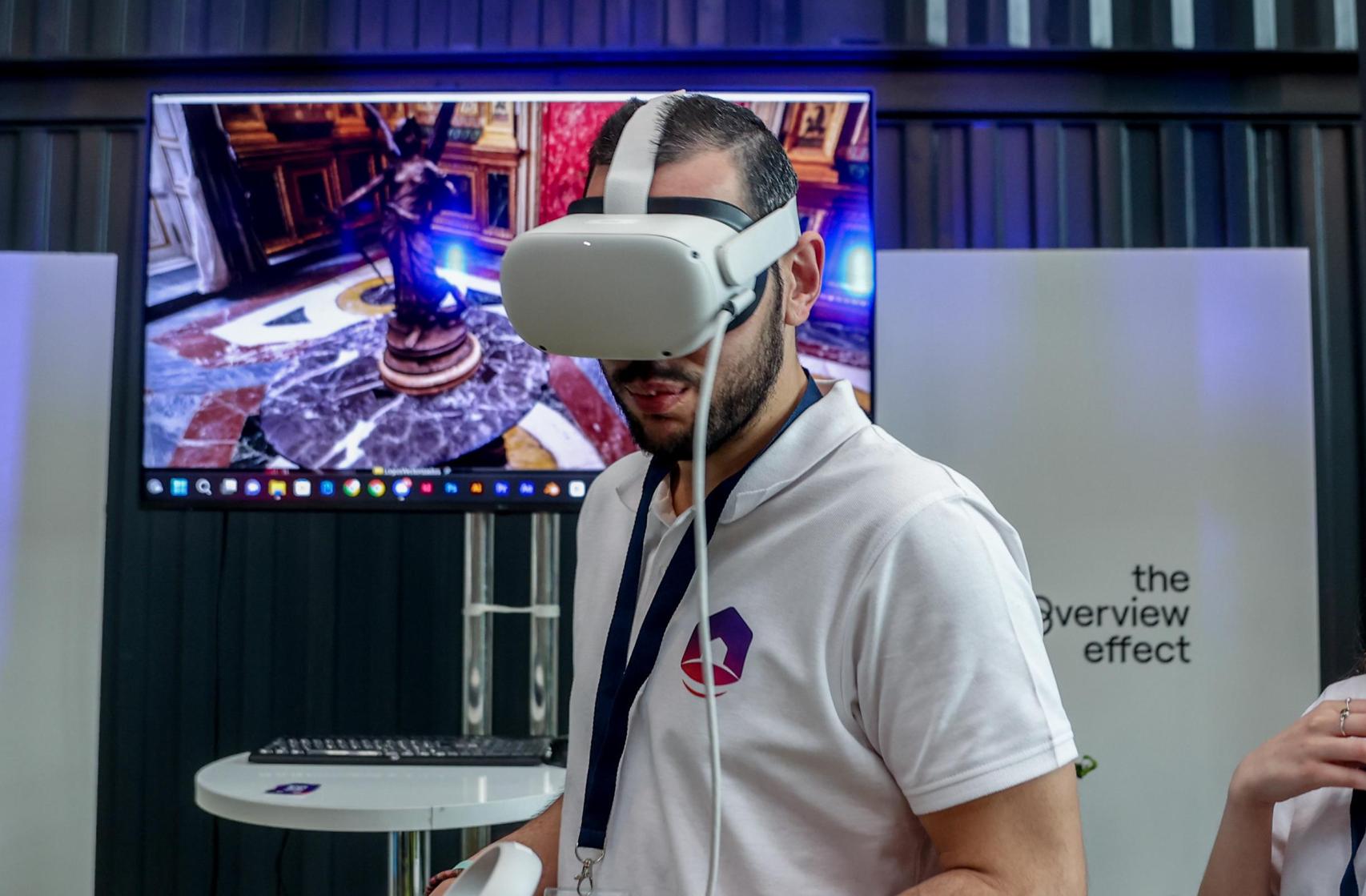 Persona con gafas de realidad virtual