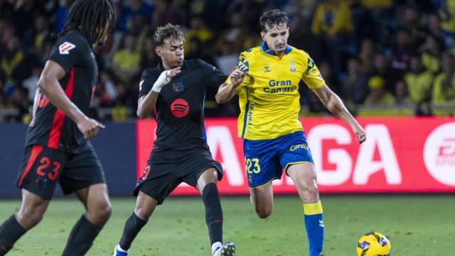 Lamine Yamal intenta robar el balón a Álex Muñoz en el partido del Barça en Las Palmas