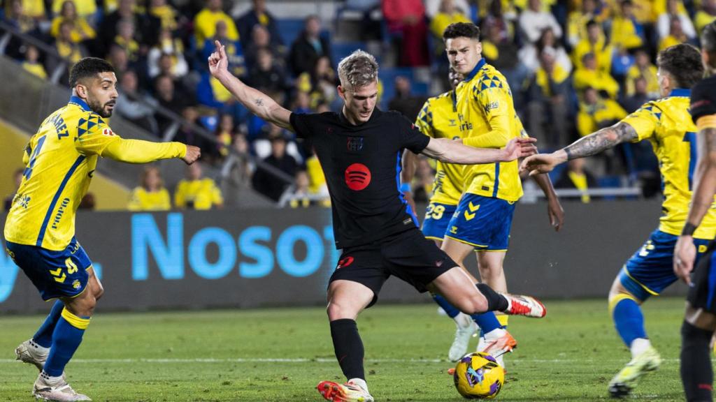 Dani Olmo define con la pierna izquierda en el Las Palmas-Barça