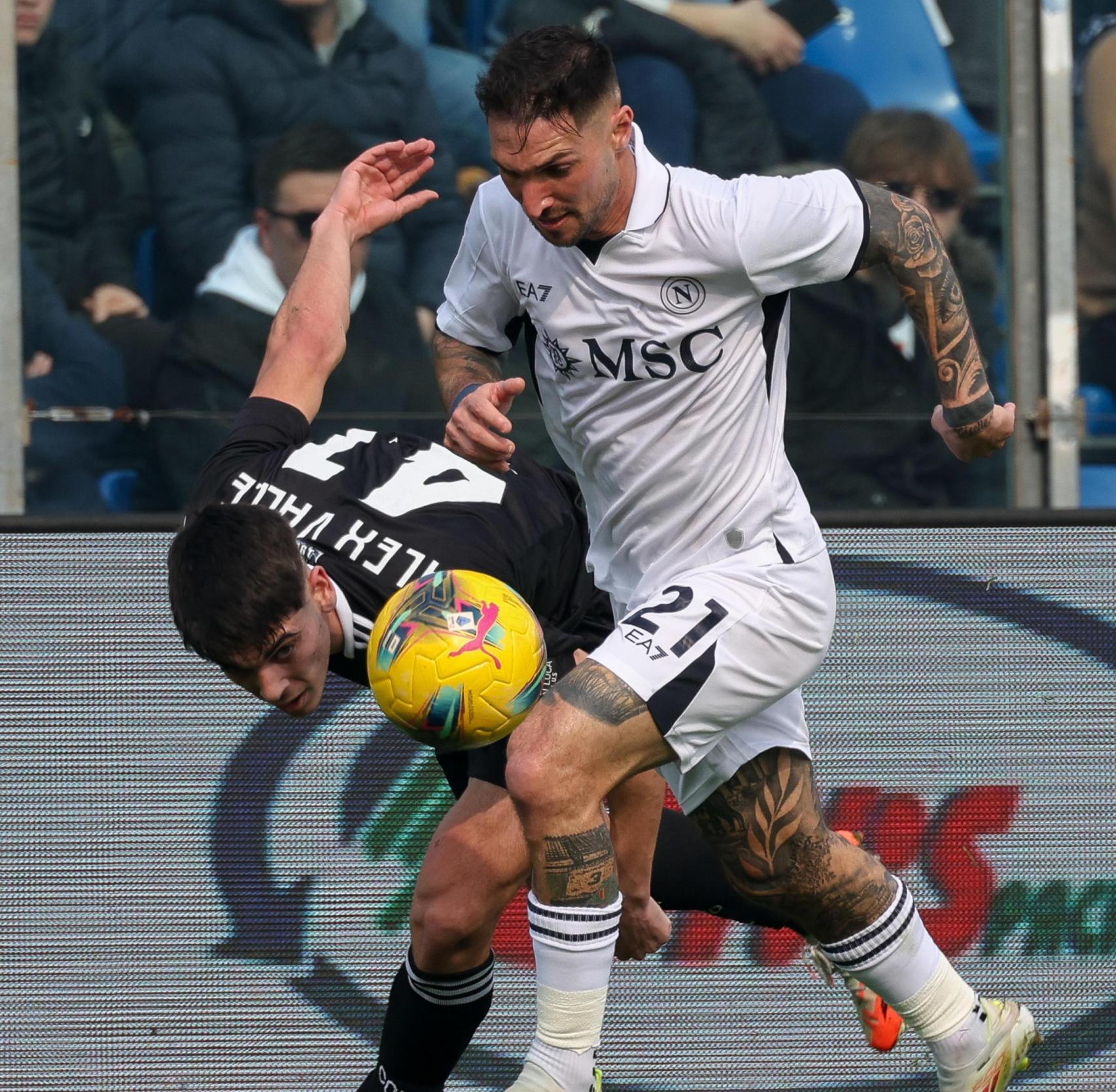 Álex Valle disputa el balón con Politano en el Como-Nápoles