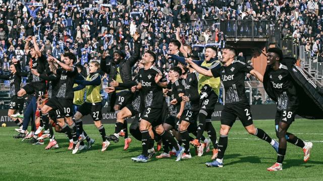 La felicidad de los jugadores del Como 1907 tras conquistar una victoria en la Serie A