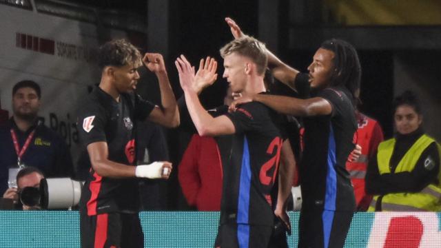 Lamine Yamal y Dani Olmo chocan los cinco después del gol del mediapunta egarense en el Las Palmas-Barça