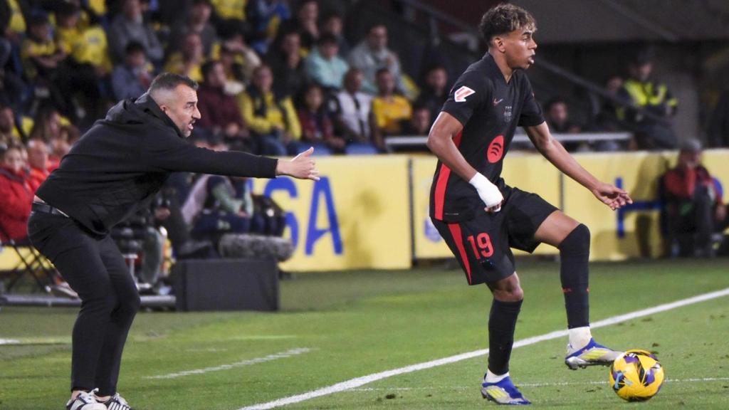 Lamine Yamal controla un balón en el partido entre Las Palmas y Barça