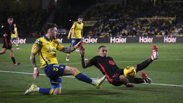 Raphinha detiene un centro de Las Palmas en segada, tras un gran esfuerzo defensivo