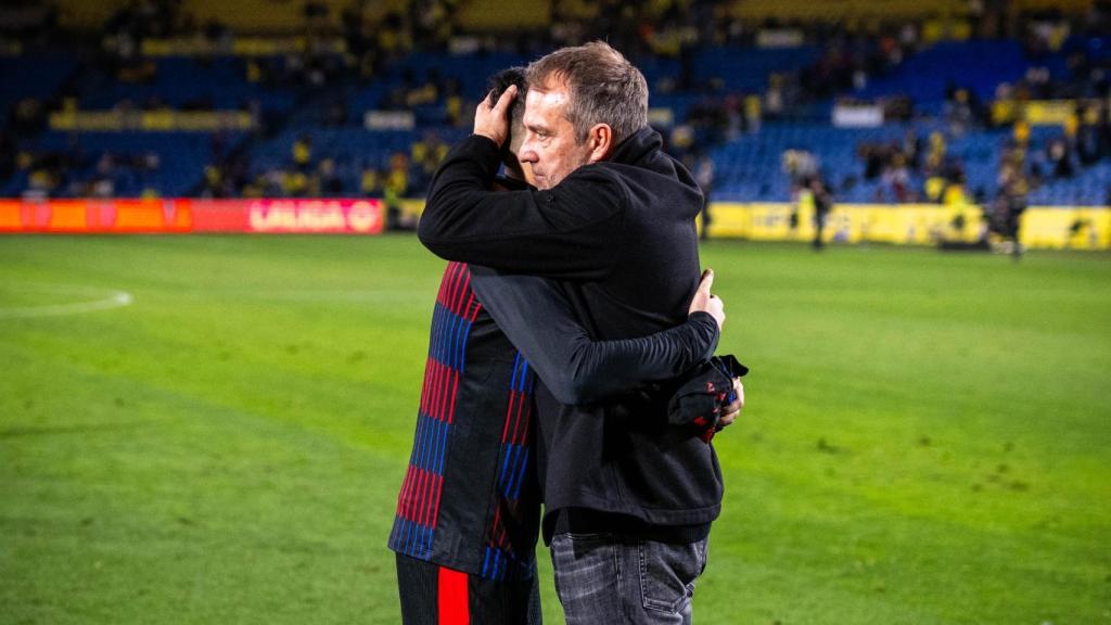 Hansi Flick abraza a un jugador del Barça después del partido en Las Palmas