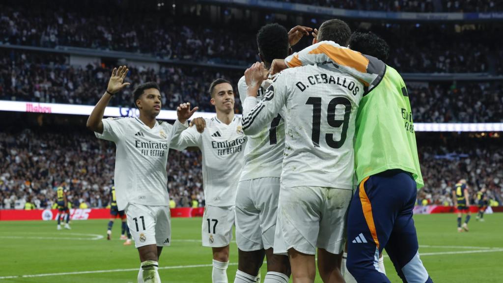 El abrazo de los jugadores del Real Madrid tras ganar al Girona en el Bernabéu