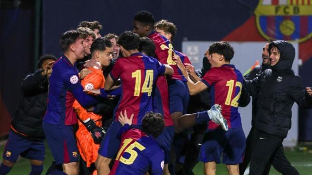 La euforia de los talentos de la Masía, cantera del Barça, en una victoria en casa