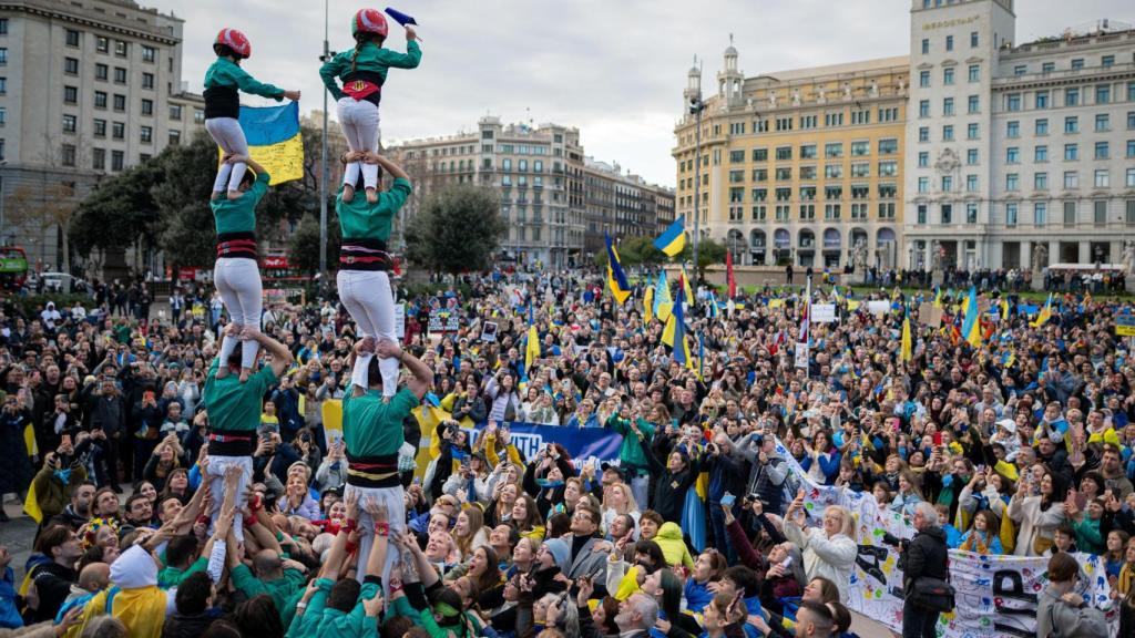 Cientos de personas en la plaza de Catalunya de Barcelona en apoyo a Ucrania de cuya invasión por Rusia se cumplen tres años mañana