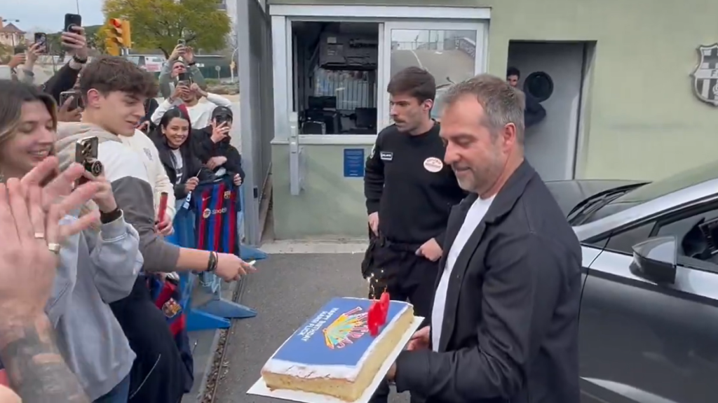 La afición del Barça entrega un pastel de cumpleaños a Hansi Flick en la Ciutat Esportiva