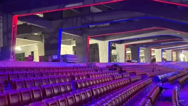 Luces azul y rojas del Camp Nou en la actualidad