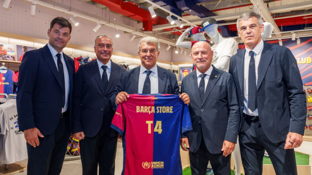 Joan Soler, Rafa Yuste, Joan Laporta, Josep Ignasi Macià y Enric Masip, en la inauguración de una Barça Store en el Aeropuerto de Madrid-Barajas