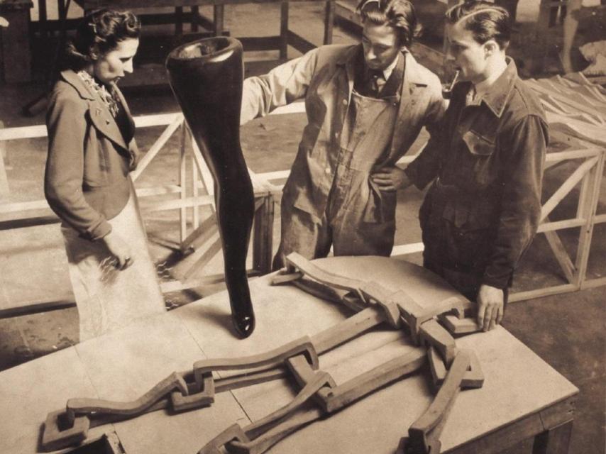 Gala, Salvador Dalí y Paul McGean trabajando en el ‘Sueño de Venus’ (1939), retratados por Eric Schaal.