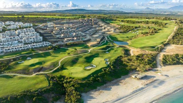 Complejo hotelero con campo de golf y vistas al mar