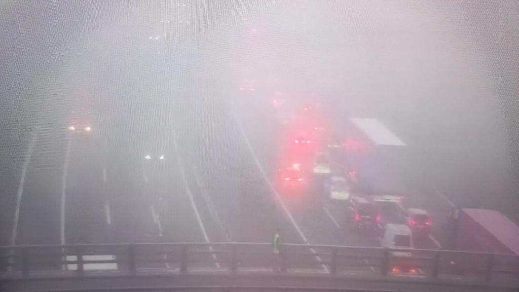 Niebla y retenciones este lunes en la AP-7