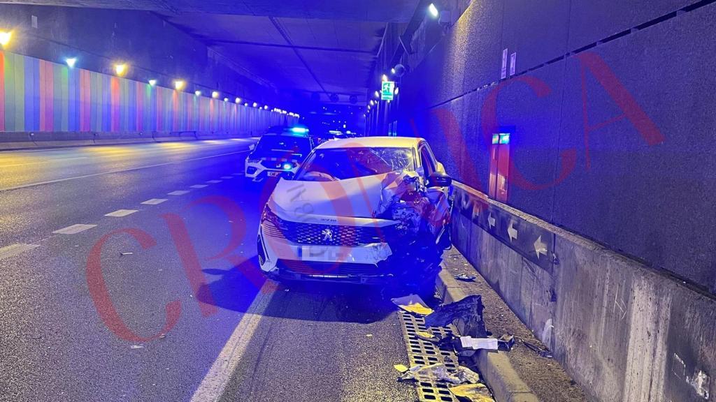 El coche del presunto agresor, tras sufrir un accidente al huir del lugar de los hechos