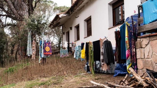 Una de las casas okupadas en la antigua colonia del pantano de Sau