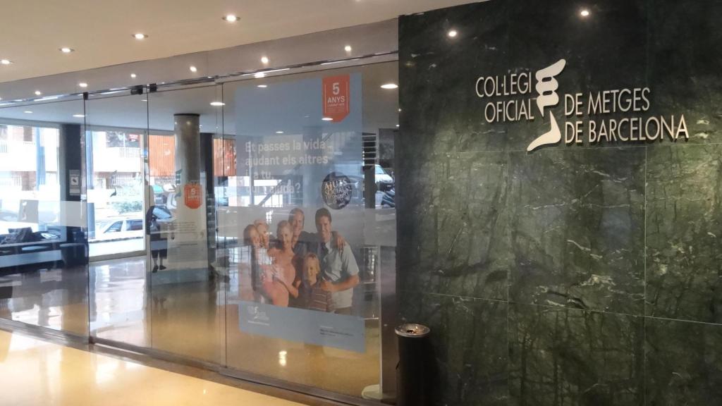 Fachada del acceso al Colegio de Médicos de Barcelona