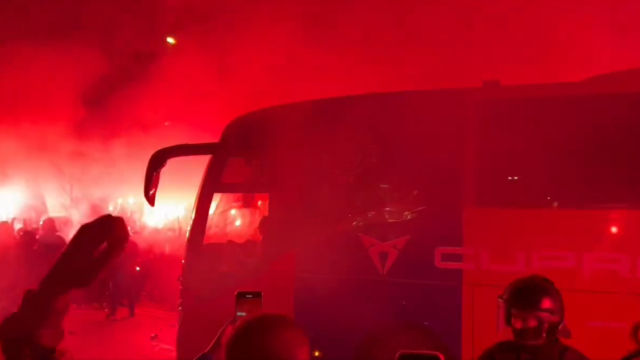 La Grada d'Animació recibe con bengalas y cánticos al Barça en su llegada a Montjuïc para el partido de Copa contra el Atlético.PNG