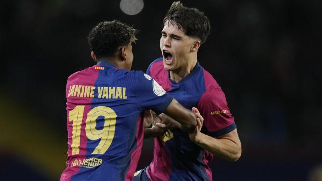 Pau Cubarsí celebra su primer gol con el primer equipo del Barça con Lamine Yamal