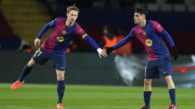 Pedri y Frenkie de Jong se felicitan en Montjuïc, tras el gol del volante canario al Atlético de Madrid