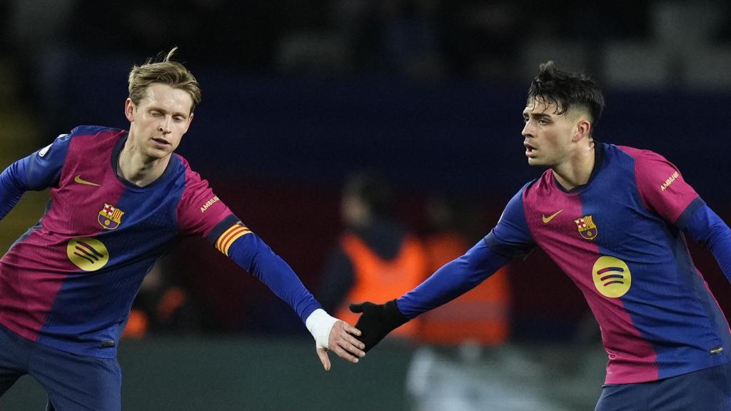 Pedri i Frenkie de Jong es feliciten a Montjuïc, després del gol del migcampista canari a l'Atlètic de Madrid