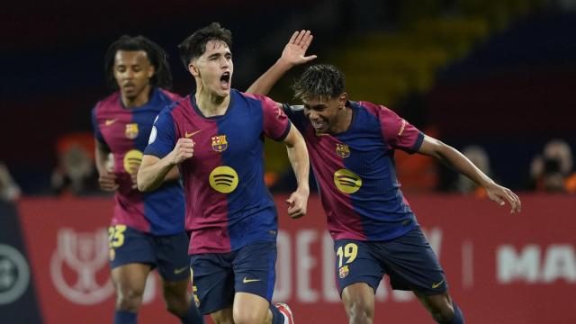 Lamine Yamal felicita a Pau Cubarsí por su primer gol con la camiseta del Barça