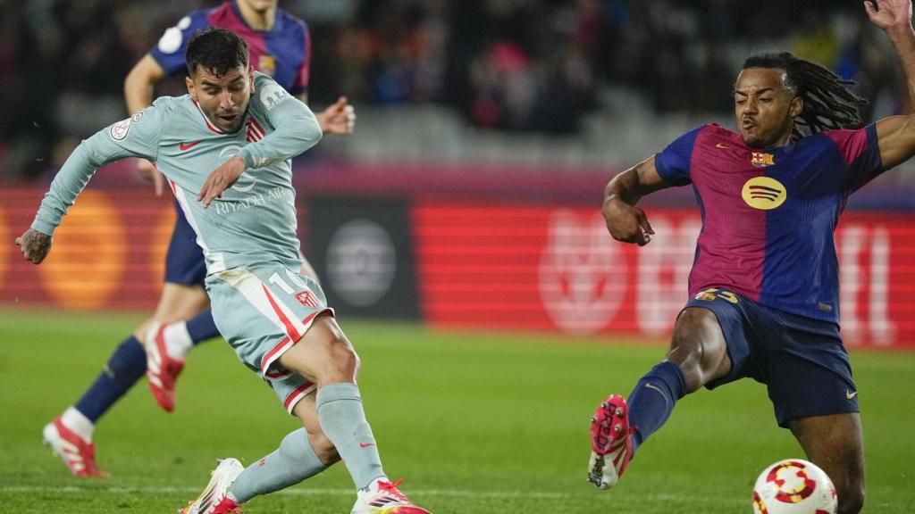 Ángel Correa tira durante el Barça-Atlético, ante la presión de Jules Koundé
