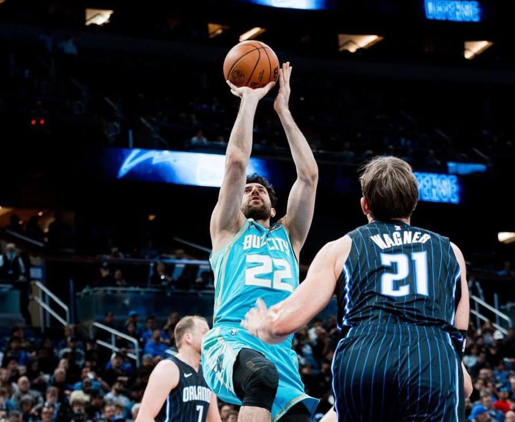 Vasilije Micic intenta un tiro complicado con los Charlotte Hornets