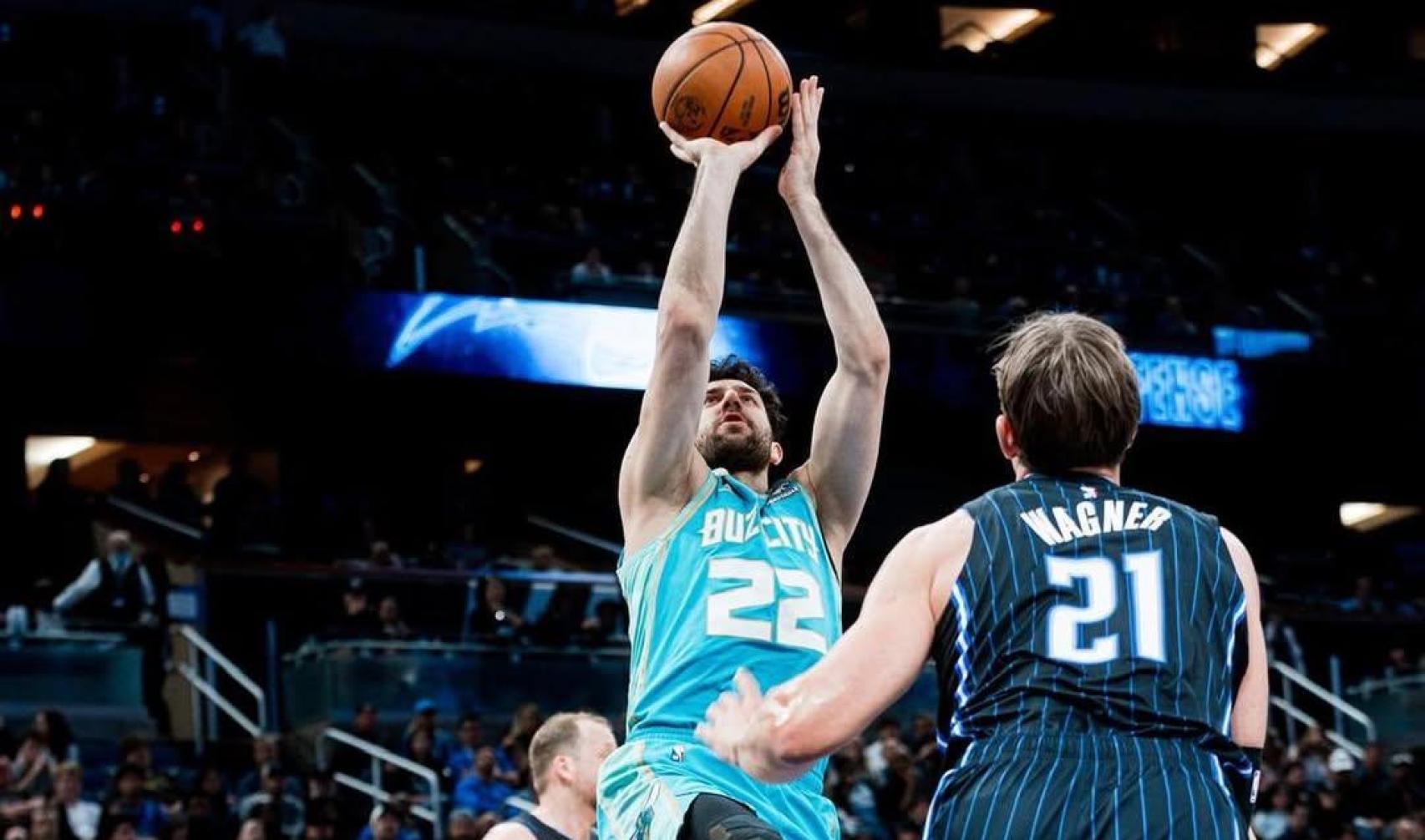 Vasilije Micic intenta un tiro complicado con los Charlotte Hornets