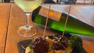 Albóndigas de cecina ibérica con patata trufada y salsa teriyaki y copa de cava