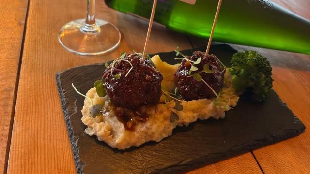Albóndigas de cecina ibérica con patata trufada y salsa teriyaki