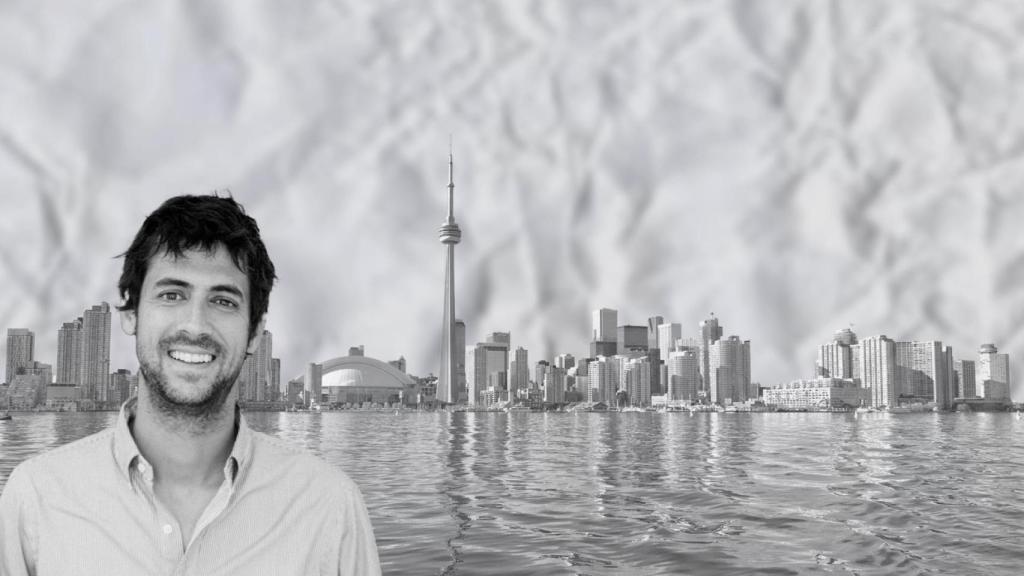 Goiko Llobet, CEO y fundador de la agencia de estudios en el extranjero GrowPro, con el 'skyline' de Toronto, Canadá