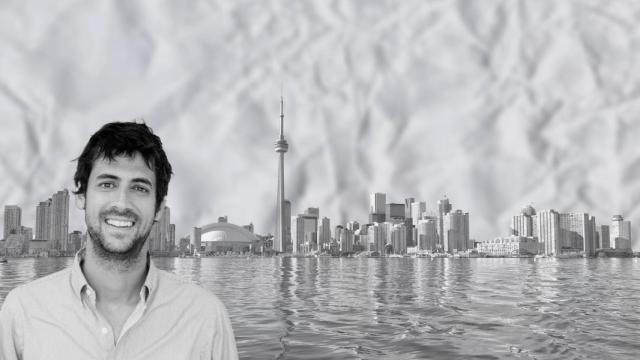 Goiko Llobet, CEO y fundador de la agencia de estudios en el extranjero GrowPro, con el 'skyline' de Toronto, Canadá