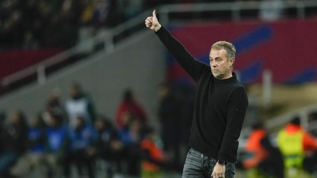 Hansi Flick da órdenes durante el Barça-Atlético de Copa del Rey