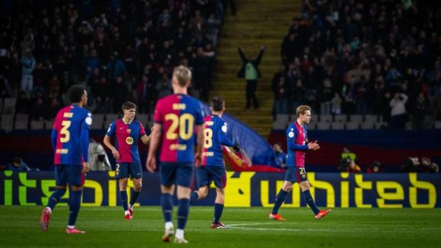 Los jugadores del Barça, durante el partido contra el Atlético de Madrid en Montjuïc