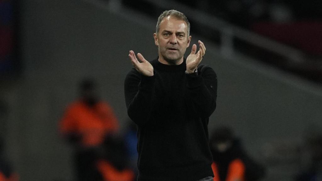 Hansi Flick aplaude una acción del Barça contra el Atlético