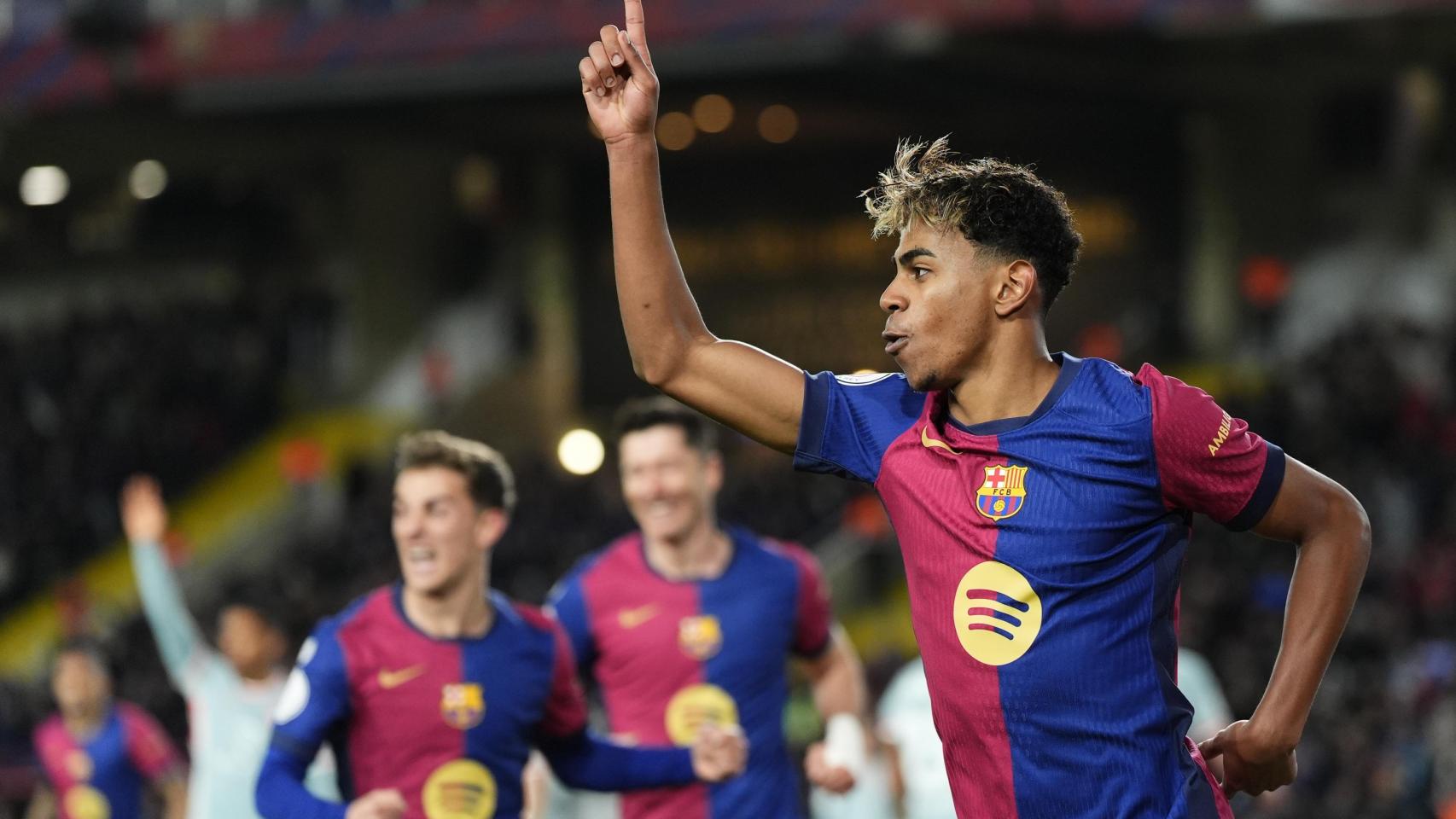 Lamine Yamal celebra el gol de Robert Lewandowski contra el Atlético de Madrid
