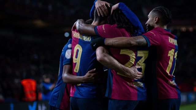 Los jugadores del Barça celebran en piña el gol de Robert Lewandowski al Atlético de Madrid