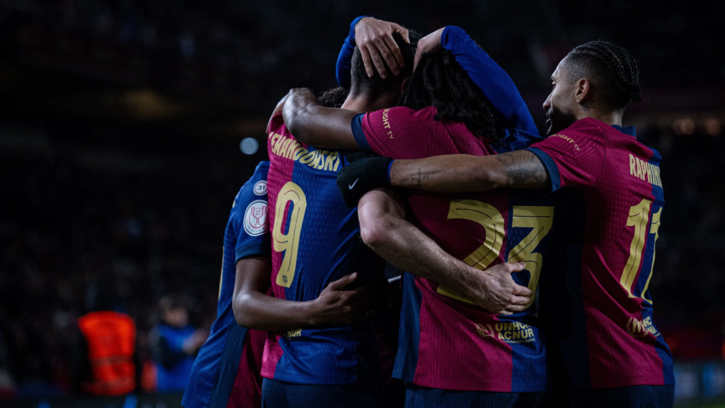 Los jugadore del Barça celebran en piña el gol de Robert Lewandowski al Atlético de Madrid.png