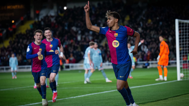 Lamine Yamal festeja su asistencia en el gol de Robert Lewandowski contra el Atlético de Madrid