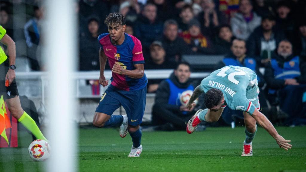 Lamine Yamal supera en velocidad a Javi Galán en el Barça-Atlético de Copa
