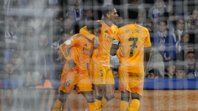 Bellingham abraza a Endrick durante el partido del Real Madrid contra la Real Sociedad