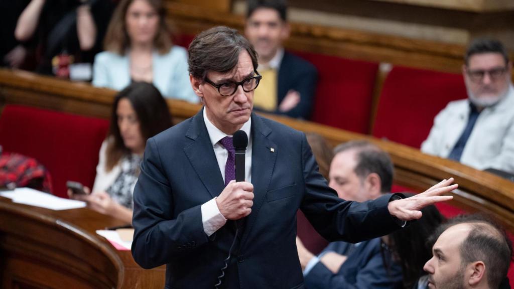 El president de la Generalitat, Salvador Illa, durante una sesión de control al Govern, en el Parlament, a 26 de febrero de 2025, en Barcelona, Cataluña (España)