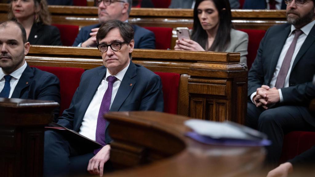 El presidente de la Generalitat, Salvador Illa, durante una sesión de control al Govern, en el Parlament